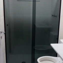 banheiro com box de vidro