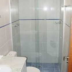 banheiro com box de vidro