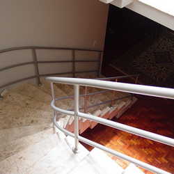 corrimão metálico