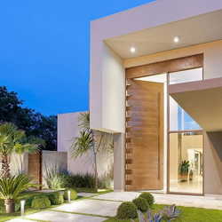 fachada com porta de vidro