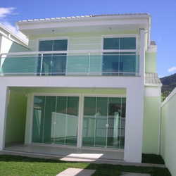 fachada com porta de vidro