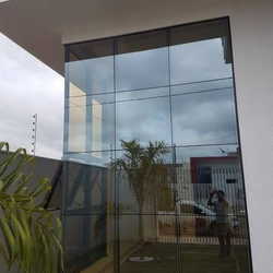 fachada em vidro temperado