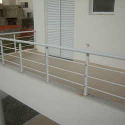 guarda corpo de alumínio branco
