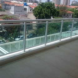 Guarda corpo de vidro com alumínio branco