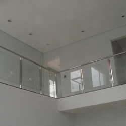 guarda corpo de vidro é inox