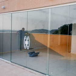 Porta de vidro com janela