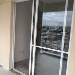 Varanda com porta de vidro