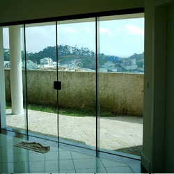 varanda com porta de vidro